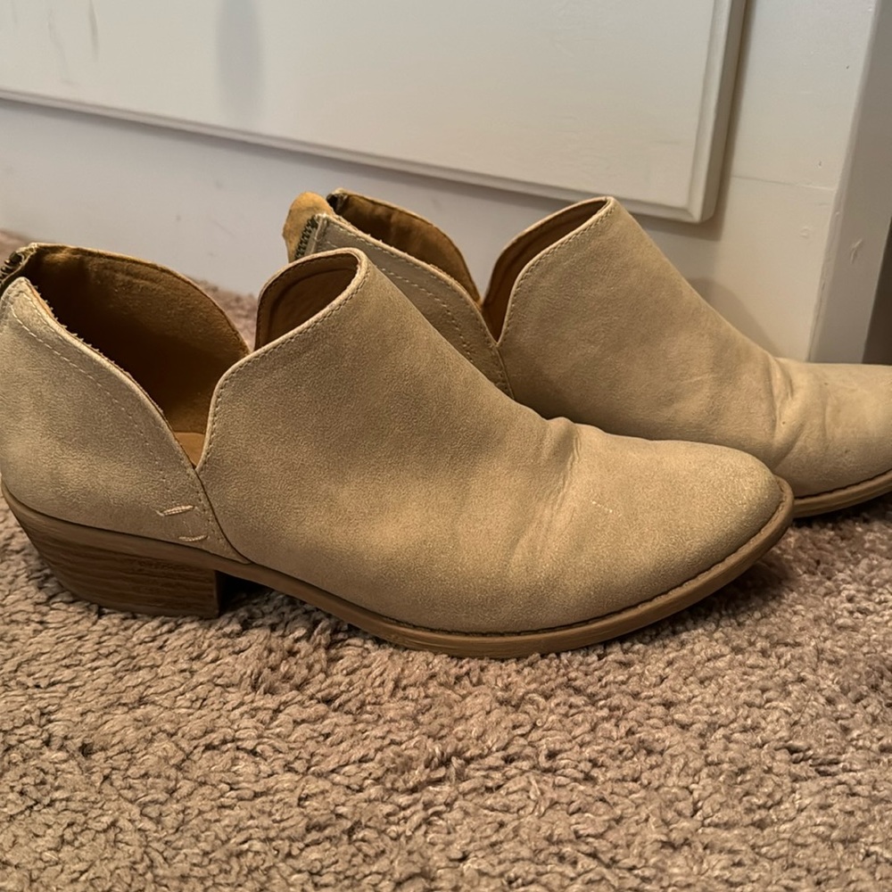Low heel ankle bootie